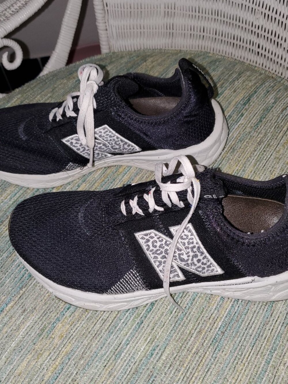 WOMENS NEW BALANCE SIZE 9 WIDE SNEAKERS